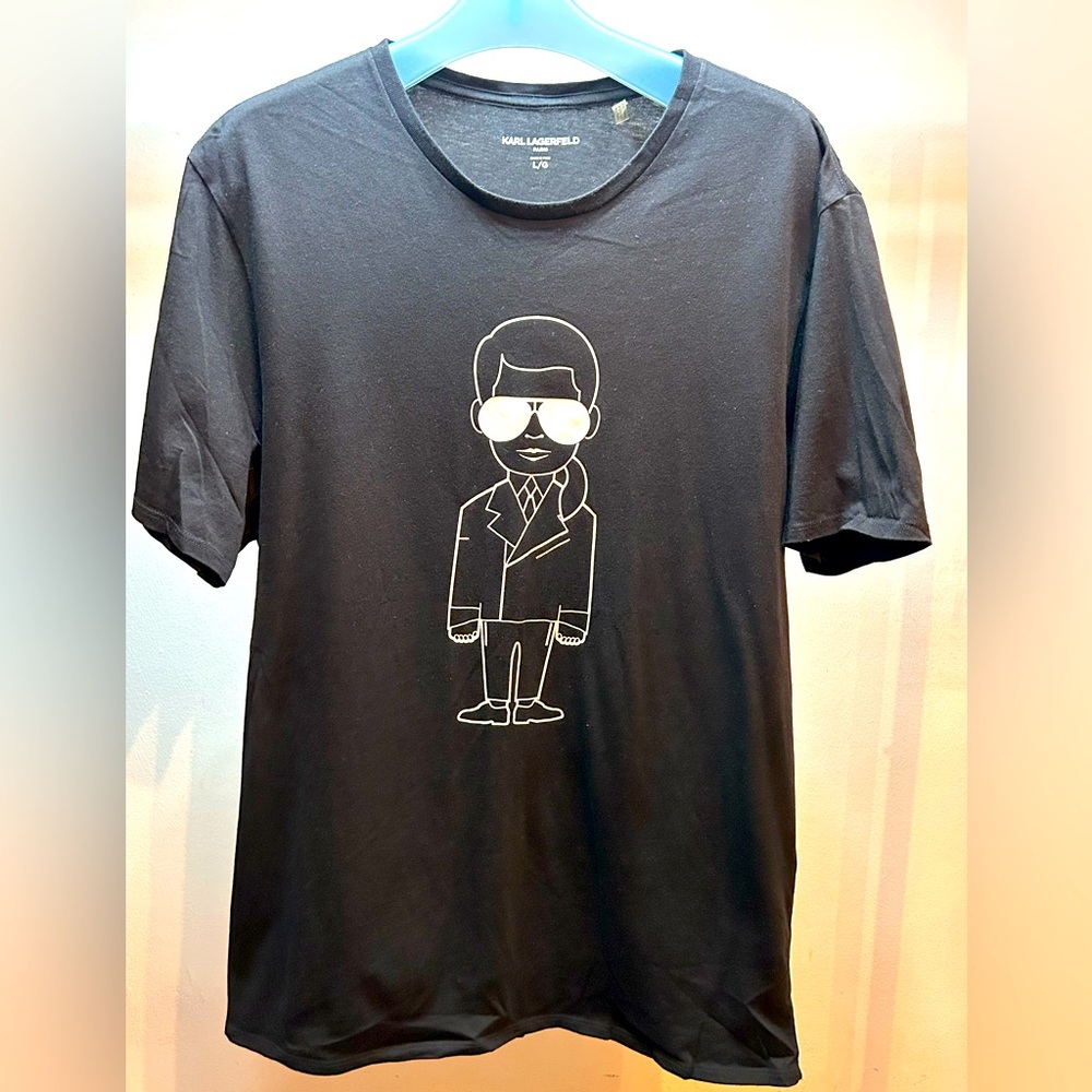 Karl Lagerfeld Black Colton T shirt with print in the front. Size L
